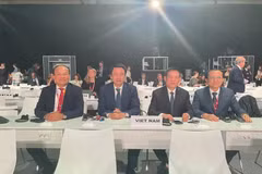El viceprimer ministro de Vietnam Ho Duc Phoc (segundo de derecha) asiste a la inauguración de la FfD4 (Fuente: VNA)