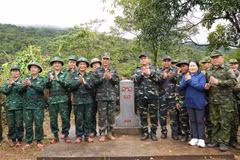La delegación de las provincias de Quang Tri y Khammouane inspecciona la zona fronteriza y el mojón fronterizo 527. (Foto: https://baochinhphu.vn/)