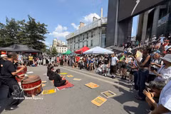 Cientos de personas se unieron a la protesta en la Plaza de la Bastilla en apoyo a las víctimas del Agente Naranja y el clordecona. (Foto: VNA)