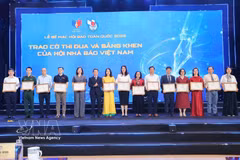 En la ceremonia de clausura, la Asociación de Periodistas de Vietnam entregó distinciones a 17 organizaciones por su destacada trayectoria durante el año, incluyendo la Agencia Vietnamita de Noticias. (Foto: VNA)