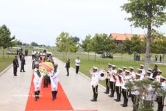 Delegados depositan flores en homenaje a 49 soldados de las fuerzas armadas del Frente Unido para la Salvación Nacional de Camboya, en el sitio de vestigios históricos militares Techo Koh Thmar X16. (Foto: VNA)