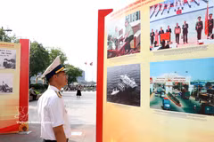 Un oficial visita la exposisión (Foto: VNA)