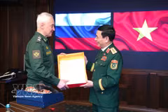El miembro del Buró Político, viceprimer ministro y titular de Defensa de Vietnam, el general Phan Van Giang (derecha), y el ministro de Defensa de Rusia, Andrey Belousov, intercambian regalos. (Foto: VNA)