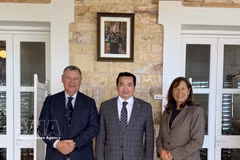 El cónsul general de Vietnam en Perth, Pham Hai Anh (centro), se reúne con el gobernador del Territorio del Norte, David Connolly, y su esposa. (Foto: VNA)