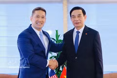 El viceprimer ministro y titular de Defensa de Vietnam, Phan Van Giang (derecha), recibe a Hung Cao, secretario interino de la Marina de Estados Unidos. (Foto: VNA)