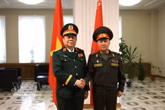 Nguyen Trong Nghia (izquierda), director del Departamento General de Política del Ejército Popular de Vietnam, se reúne con con Leonid Kasinsky, jefe de la Dirección Principal de Trabajo Ideológico del Ministerio de Defensa de Bielorrusia. (Foto: VNA)