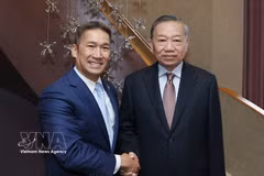 El secretario general del Partido Comunista y presidente de Vietnam, To Lam (derecha), recibe a Hung Cao, secretario interino de la Marina de Estados Unidos. (Foto: VNA)