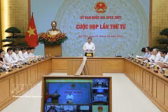 El viceprimer ministro permanente y presidente del Comité Nacional para el APEC 2027, Pham Gia Tuc, preside la reunión. (Foto: VNA)