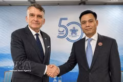 El viceministro vietnamita de Relaciones Exteriores, Dang Hoang Giang (derecha), se reúne con el comisionado general interino de la UNRWA, Christian Saunders. (Foto: VNA)