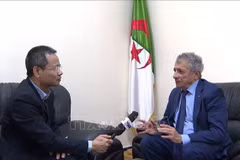 Mourad Lamoudi (izquierda), miembro encargado de las relaciones exteriores del Comité Central del FLN de Argelia, en la entrevista (Foto: VNA)