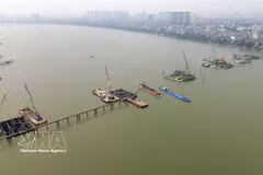 El puente Tran Hung Dao, cuya construcción comenzó en 2025, será una de las siete obras que cruzan el río Rojo, contribuyendo a la redistribución de la densidad de población local. (Foto: VNA)
