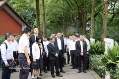La delegación del Partido Comunista de Vietnam visita el Museo de Historia Revolucionaria de Hongyan, donde se conservan fotografías y objetos relacionados con las actividades revolucionarias del Presidente Ho Chi Minh en China. (Foto: VNA)