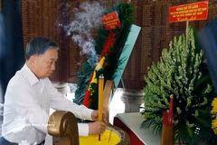 El secretario general del Partido Comunista de Vietnam y presidente del Estado, To Lam, ofrece incienso ante la estela conmemorativa a los mártires. (Foto: VNA)