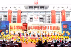 Una representación artística en la ceremonia para conmemorar el 50 aniversario de la designación oficial de la ciudad de Saigón-Gia Dinh en honor al Presidente Ho Chi Minh. (Foto: VNA)