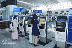 Los pasajeros de los vuelos internacionales de Vietnam Airlines que salen de la Terminal 2 del Aeropuerto Internacional Noi Bai podrán facturar y dejar su equipaje en quioscos de autoservicio a partir del 20 de julio. (Foto: VNA)