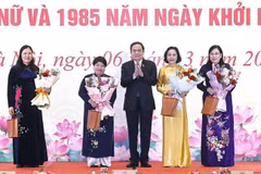 El presidente de la Asamblea Nacional de Vietnam, Tran Thanh Man, entrega flores y obsequios a las diputadas con motivo del Día Internacional de la Mujer. (Foto: VNA)