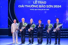 El viceprimer ministro Nguyen Chi Dung entrega flores para felicitar a los ganadores. (Foto: VNA)