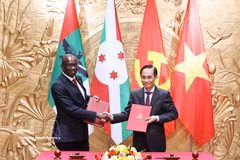 Firma de un Memorando de Entendimiento sobre cooperación entre el Partido Comunista de Vietnam y del CNDD-FDD. (Foto: VNA)
