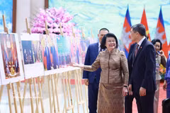 El primer ministro de Vietnam, Le Minh Hung, y la presidenta de la Asamblea Nacional de Camboya, Samdech Khuon Sudary, visitan una exposición fotográfica sobre la cooperación entre ambos países. (Foto: VNA)