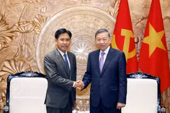 El secretario general del Partido Comunista de Vietnam y presidente de la República, To Lam (derecha), recibe al presidente del Tribunal Popular Supremo de Laos, Phayvy Syboualypha. (Foto: VNA)