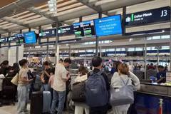 Los pasajeros realizan el check-in en el mostrador de Vietnam Airlines en el Aeropuerto Internacional de Kuala Lumpur. (Foto: VNA)
