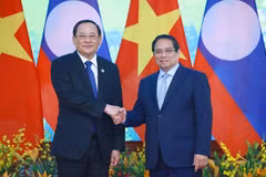 El primer ministro de Vietnam, Pham Minh Chinh (derecha), recibe a su homólogo de Laos, Sonexay Siphandone (Foto: VNA)