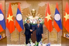 El presidente de la Asamblea Nacional de Vietnam, Tran Thanh Man (derecha), recibe al primer ministro de Laos, Sonexay Siphandone. (Foto: VNA)