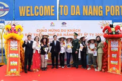 Da Nang da la bienvenida a los primeros turistas extranjeros en la ciudad (Foto: VNA)