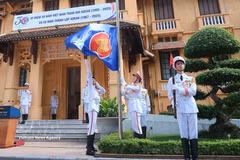 El 8 de agosto de 2025 se celebró una ceremonia de izamiento de bandera para conmemorar el 58.º aniversario de la fundación de la ASEAN. (Foto: VNA).