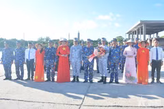El coronel Bui Quang Thuyen, subcomandante de la Región Naval 4, entrega flores a Francisco C. Cacho, subcomandante del Comando Naval Occidental de la Armada de Filipinas. (Foto: qdnd.vn).