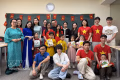 Phan Thi Quynh Trang (en el extremo izquierdo, segunda fila) posa para una foto conmemorativa junto al grupo de jóvenes vietnamitas en un evento organizado por el CVCEC, destinado a impartir clases de idioma vietnamita. (Foto: VNA)