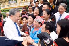 El secretario general del Partido Comunista y presidente de Vietnam, To Lam, se reunió el 18 de abril de 2026 con destacados jefes de aldea, ancianos, artesanos y líderes comunitarios de todo el país para escuchar sus opiniones y aspiraciones. (Foto: VNA)