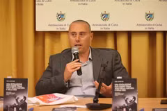 Stefano Bonilauri, director de la editorial Anteo Edizioni, interviene en el acto de lanzamiento de la traducción al italiano del libro (Foto: VNA)