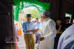 Comunidad musulmana de la etnia Cham recrea festival Raya Aidil Fitri en Hanoi