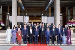 El presidente de la Asamblea Nacional de Vietnam, Tran Thanh Man, y los delegados. (Foto: VNA)