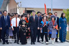 El primer ministro de Vietnam, Le Minh Hung, visita la Escuela Internada de Educación General de Muong Khuong, en la comuna homónima de la provincia de Lao Cai. (Foto: VNA)