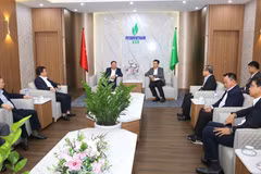 El presidente de BSR, Bui Ngoc Duong, se reúne con el ministro de Industria y Comercio de Laos, Malaithong Kommasith (Foto: VNA) 