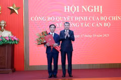 El miembro del Buró Político, secretario del Comité Central del PCV y jefe de su Comisión de Organización, Le Minh Hung (derecha), entrega la decisión a Nguyen Van Phuong (Foto: VNA)