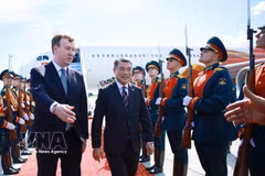 El primer ministro Le Minh Hung llega al Aeropuerto Internacional Gabdulla Tukay de Kazán, capital de la República de Tartaristán. (Foto: VNA)