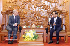 El miembro del Buró Político, secretario del Comité Central del Partido Comunista de Vietnam y jefe de su Comisión de Propaganda, Educación y Movilización de Masas, Trinh Van Quyet (derecha), recibe al embajador canadiense, Jim Nickel. (Foto: VNA)
