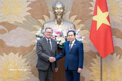 El presidente de la Asamblea Nacional de Vietnam, Tran Thanh Man (derecha), recibe al vicepresidente del Bundestag, Bodo Ramelow. (Foto: VNA)