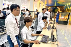Estudiantes de la Universidad de Transporte de Ciudad Ho Chi Minh practican en la sala de simulación de control y operación de trenes de alta velocidad. (Foto: tuoitre.vn)