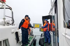 Los guardacostas de Vietnam y China realizan una patrulla conjunta en el Golfo de Tonkín. (Foto: VNA)
