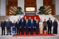 El primer ministro Le Minh Hung (en primer plano, séptimo desde la izquierda), diplomáticos y funcionarios de la ASEAN en la reunión celebrada en Hanoi el 27 de agosto. (Foto: VNA)