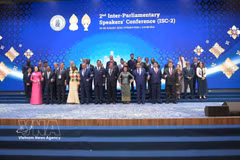 La vicepresidenta de la Asamblea Nacional de Vietnam, Nguyen Thi Thanh, y los jefes de las delegaciones en la cita. (Foto: VNA)
