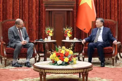 El secretario general del Partido Comunista y presidente de Vietnam, To Lam (derecha), recibe a Cristiano Amon, presidente y director ejecutivo de la multinacional estadounidense Qualcomm. (Foto: VNA)