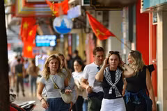 Turistas extranjeros pasean por el casco antiguo de Hanoi (Foto: VNA)