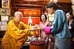 El muy venerable Thich Thanh Nha entrega a la reina butanesa Jetsun Pema Wangchuck y Nguyen Thi Minh Nguyet, esposa del presidente vietnamita, hojas de Bodhi elaboradas artesanalmente. (Foto: VNA)