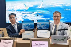 El vicepresidente ejecutivo de Vietnam Airlines, Nguyen Chien Thang (izquierda), y Paul Geaney, presidente y director comercial de Avolon, sostienen el certificado de la firma del acuerdo para el arrendamiento de aviones Boeing 737 MAX adicionales en Farnborough, Reino Unido, el 21 de julio. (Foto: VNA)