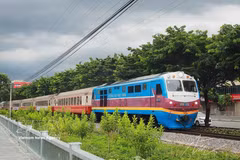 El sector ferroviario vietnamita introduce una variedad de servicios turísticos, patrimoniales y trenes especializados, atrayendo a un número creciente de pasajeros. (Foto: VNA)